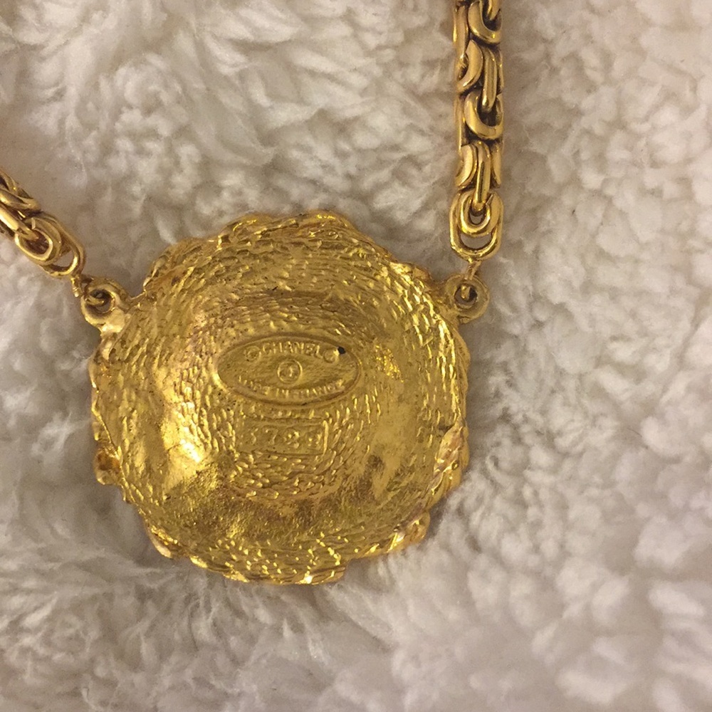 Beautiful Chanel Choker Necklace w/ faux pearl - Picture 3 of 3